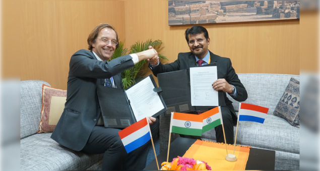 signing mou with ars t&tt at vibrant gujarat summit 2019
